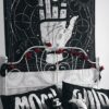 Palmistry, gobeläng/sängöverkast från Killstar med ett dekorativt storskaligt tryck.