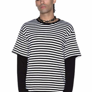 Maxen Long Sleeve Top White är en relaxed tröja från Killstar! Svart undertröja med Stor T-shirt över i bomullsblandning med rund krage